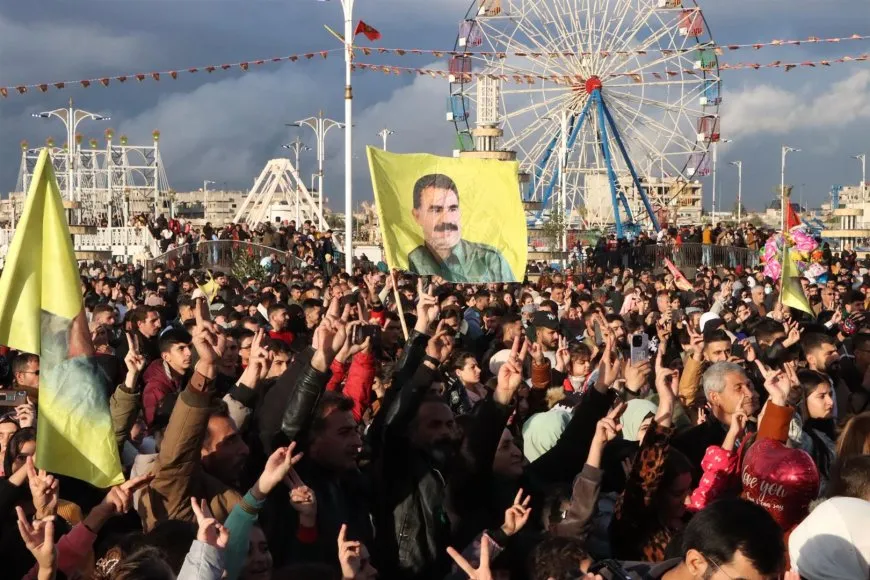 الآلاف في قامشلو والرقة يحتفلون بذكرى تأسيس PKK بحشود مهيبة