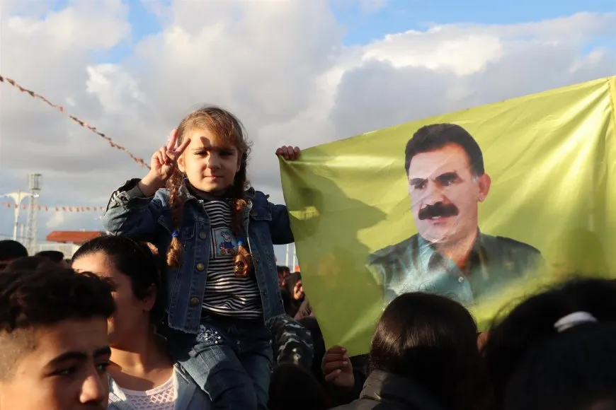 الآلاف في قامشلو والرقة يحتفلون بذكرى تأسيس PKK بحشود مهيبة