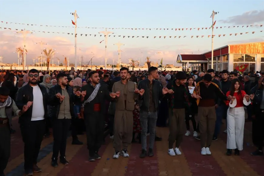 الآلاف في قامشلو والرقة يحتفلون بذكرى تأسيس PKK بحشود مهيبة