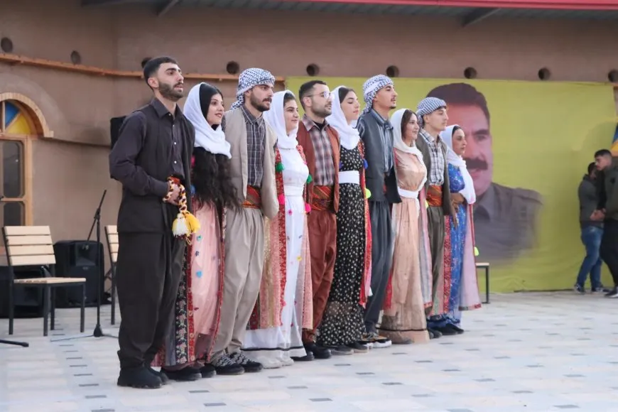 الآلاف في قامشلو والرقة يحتفلون بذكرى تأسيس PKK بحشود مهيبة