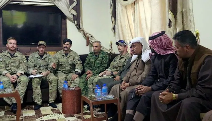 قسد تَعقِد اجتماعاً موسَّعاً مع شيوخ ووجهاء قبيلة العكيدات  وممثّلي التَّحالف الدّولي