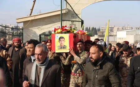 أهالي منبج يشيعون جثمان مقاتل قوات الدفاع الذاتي عدنان العبد الله