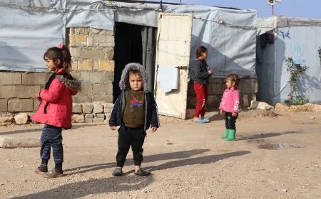 نساء مهجرات في المخيمات يروين معاناتهن من حصار حكومة دمشق