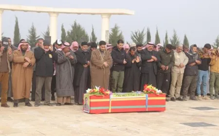 أهالي الرقة يشيّعون جثمان المقاتل حسين أحمد 