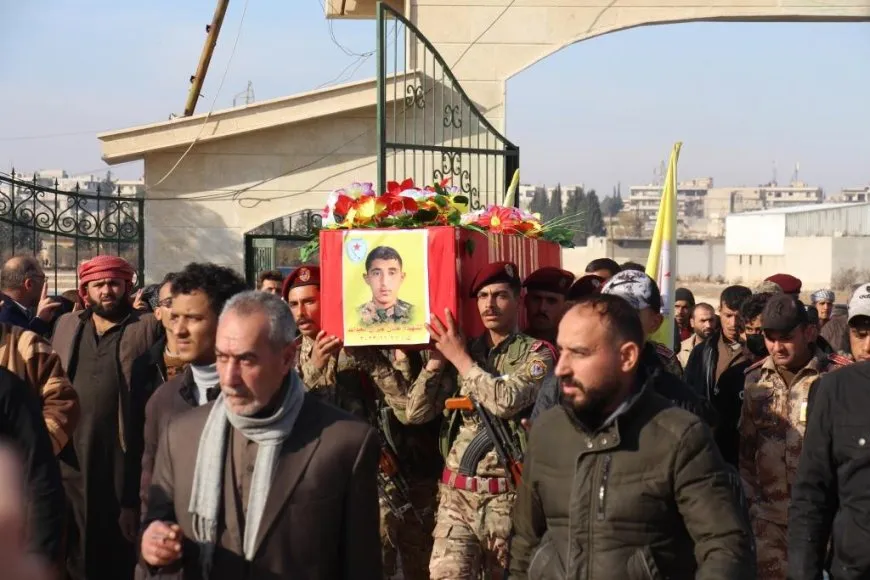 أهالي منبج يشيعون جثمان مقاتل قوات الدفاع الذاتي عدنان العبد الله