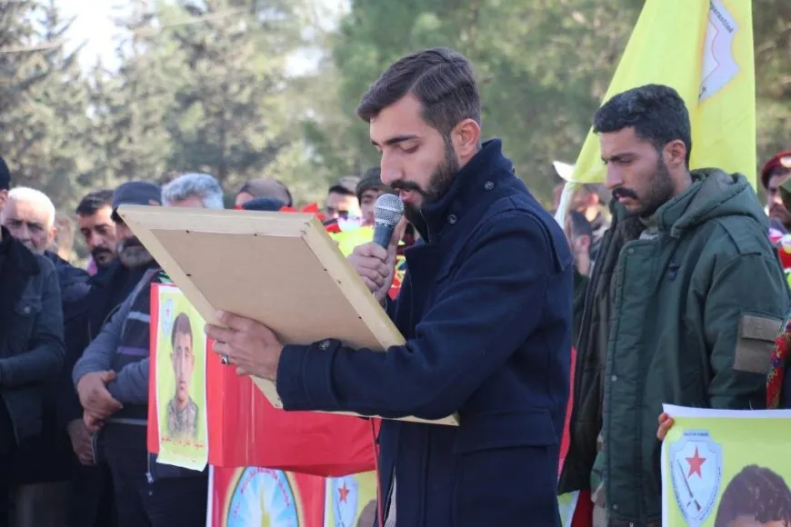 أهالي منبج يشيعون جثمان مقاتل قوات الدفاع الذاتي عدنان العبد الله