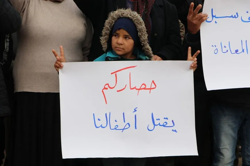 "حصاركم يقتل أطفالنا"