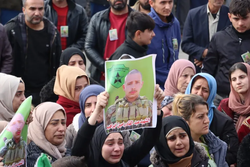 "سننتصر بتكاتفنا" رسالة أهالي قامشلو خلال مراسم تشييع شهيد 