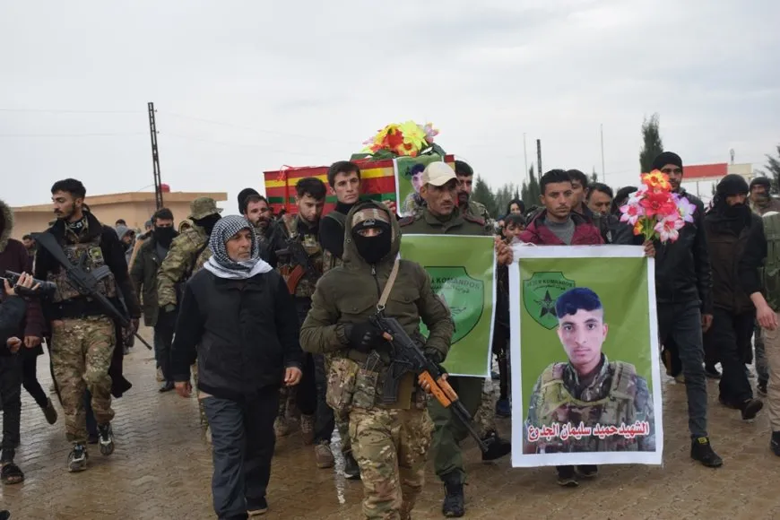أهالي الشدادي يشيّعون جثمان مقاتل في قوات سوريا الديمقراطية