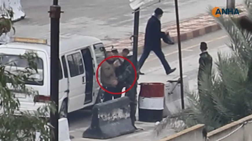 مشاهد مصورة لعناصر حكومة دمشق يفتشون حتى جيوب المحاصرين