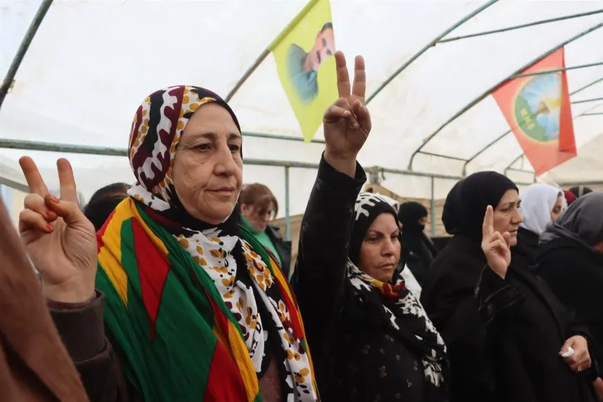 ’شارة النصر لن تنزل طالما تجري الدماء في عروقنا‘