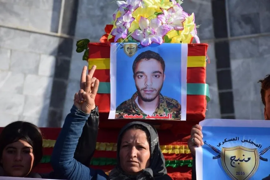 أهالي مقاطعة الفرات يشيعون جثمان الشهيد محمد ويستذكرون الشهيد مظلوم
