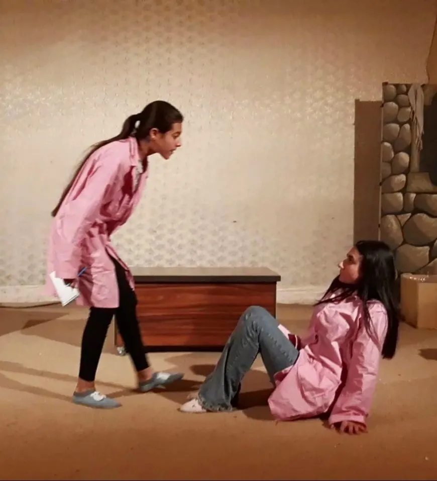 شابة تنقل رسائل هادفة عبر أدوراها المسرحية