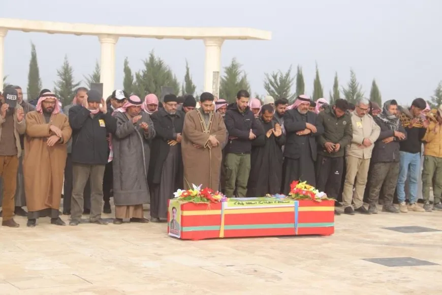 أهالي الرقة يشيّعون جثمان المقاتل حسين أحمد 