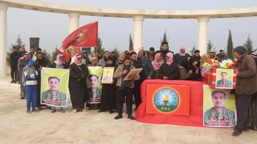 أهالي الرقة يشيّعون جثمان المقاتل حسين أحمد 