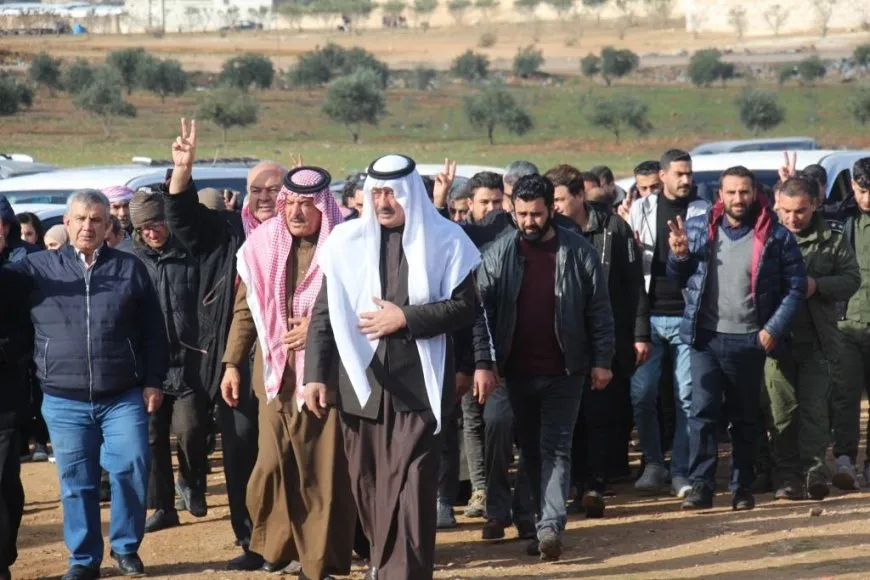 أهالي مقاطعة منبج يقدّمون واجب العزاء لذوي الشهيد آزاد سرب