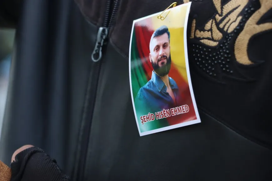 الحشود المشاركة في مراسم الشهداء تتعهد بالانتقام لدماء الشهداء