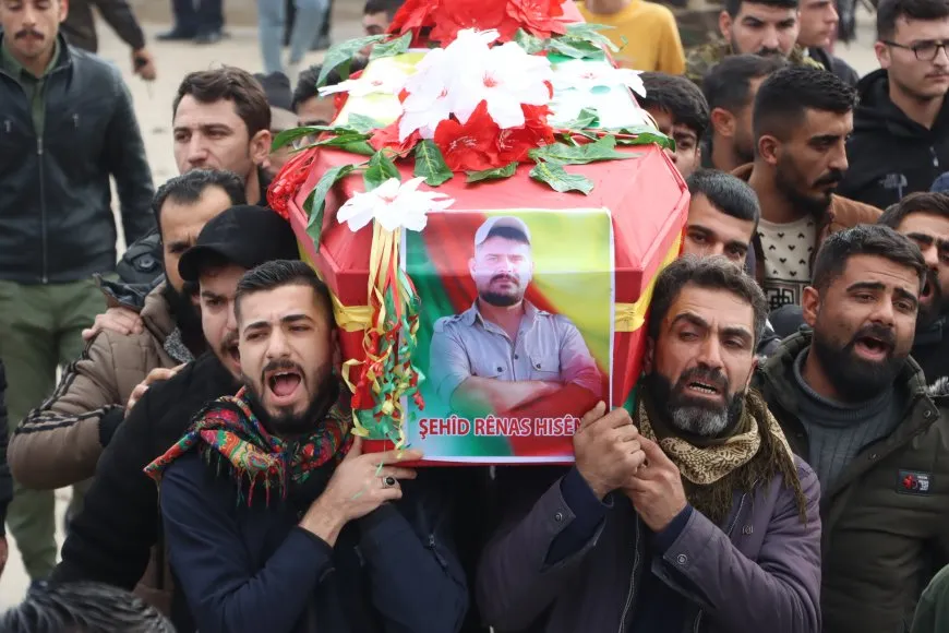 الحشود المشاركة في مراسم الشهداء تتعهد بالانتقام لدماء الشهداء