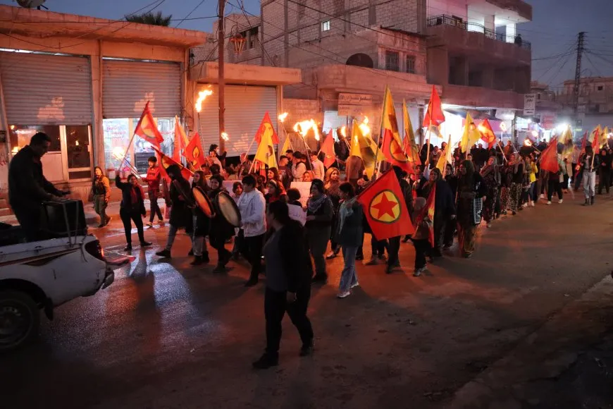 شبيبة عامودا يخرجون بالمشاعل رداً على هجمات الاحتلال التركي ‎