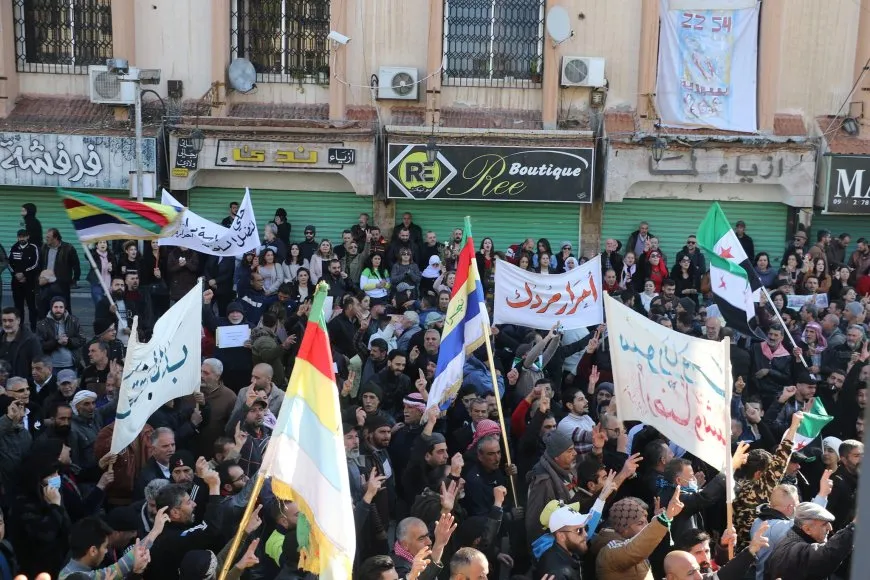 أهالي السويداء يخرجون في احتجاجات الجمعة الأخيرة