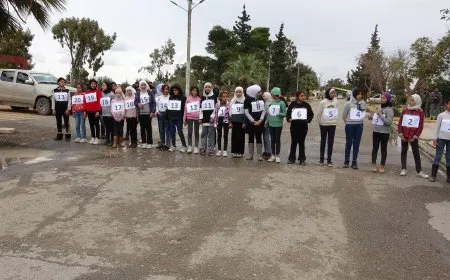 المرأة الشابة تنظم مسابقة جري في مقاطعة الطبقة