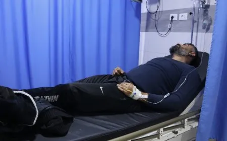 عامل يروي لحظة تعرضه للاستهداف أثناء محاولته إخماد الحريق