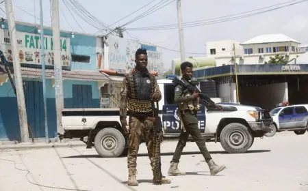 مقتل وإصابة 8 أشخاص في تفجير انتحاري قرب بلدية مقديشو