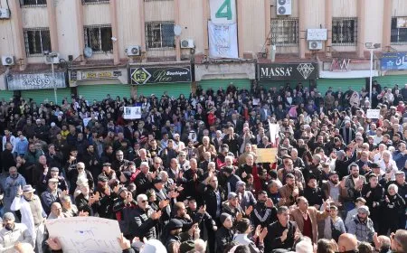 احتجاجات السويداء مستمرة والأهالي ينددون بقصف عرمان وملح