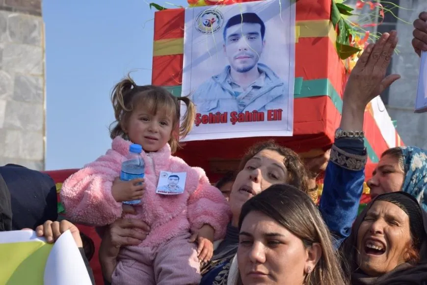 تشييع أحد العمال الشهداء ومراسم غيابية لشهيد من YRK في كوباني