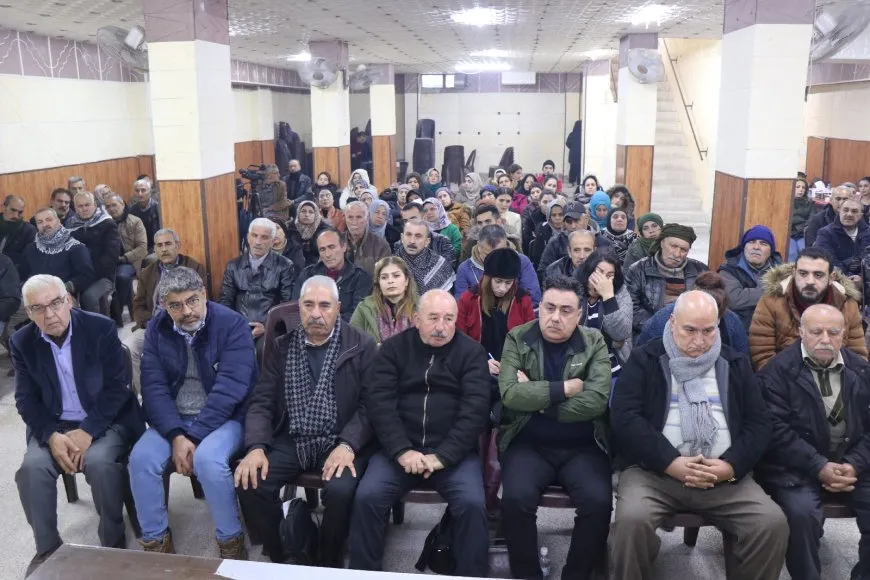 سياسيون وإداريون يناقشون أسباب ظهور الأزمات وسبل الحل
