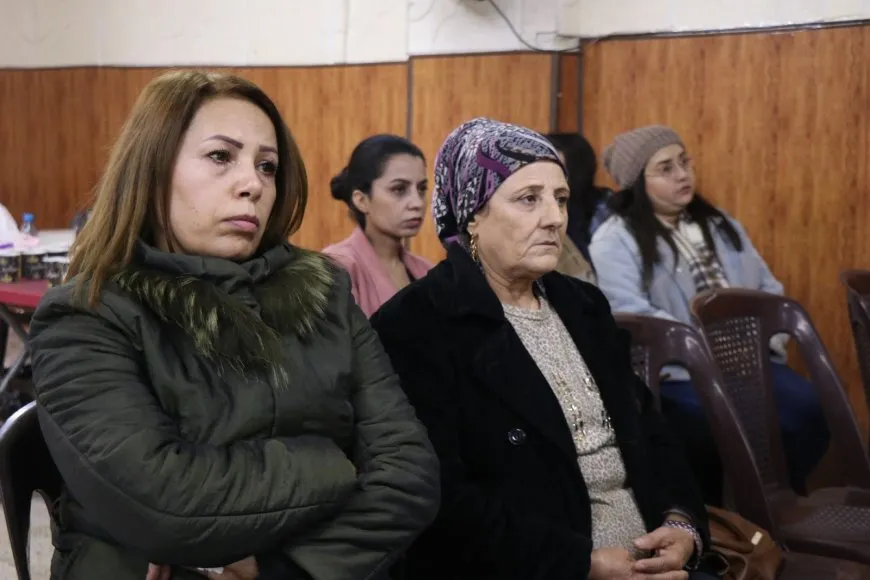 سياسيون وإداريون يناقشون أسباب ظهور الأزمات وسبل الحل