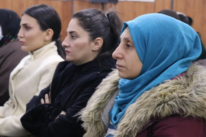سياسيون وإداريون يناقشون أسباب ظهور الأزمات وسبل الحل