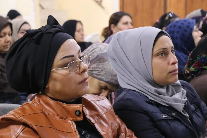 سياسيون وإداريون يناقشون أسباب ظهور الأزمات وسبل الحل