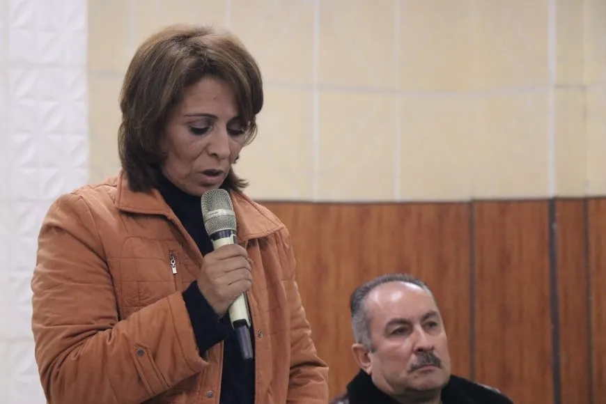 سياسيون وإداريون يناقشون أسباب ظهور الأزمات وسبل الحل