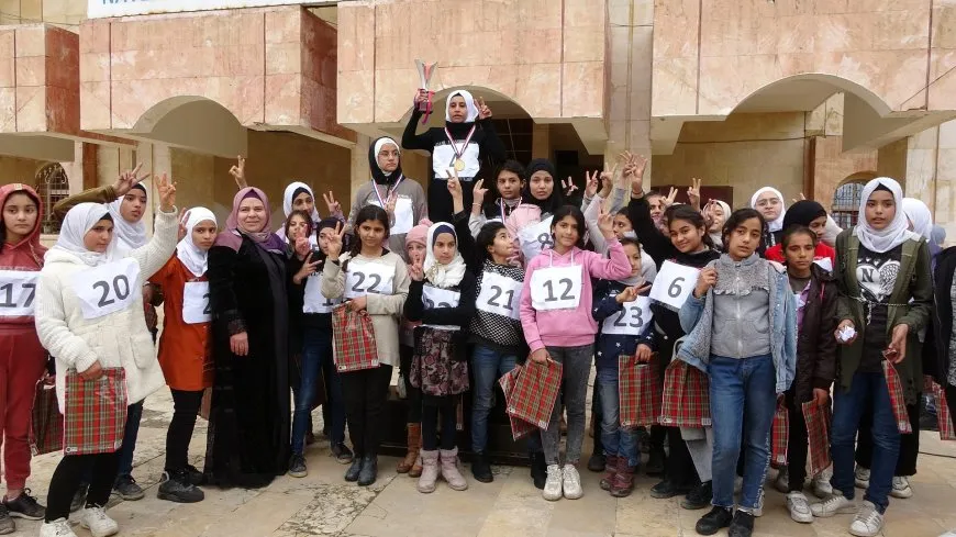 المرأة الشابة تنظم مسابقة جري في مقاطعة الطبقة