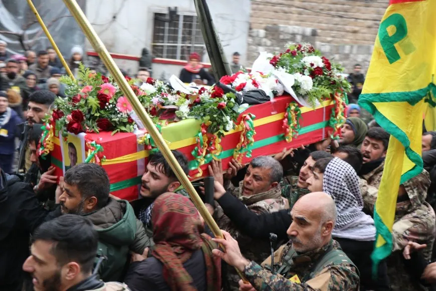 الآلاف يشيعون جثمان القيادي شرفان حلب ويتعهدون بإكمال مسيرته