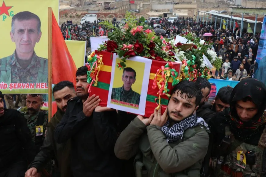 الآلاف يشيعون جثمان القيادي شرفان حلب ويتعهدون بإكمال مسيرته