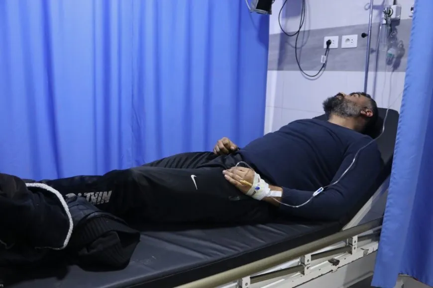 عامل يروي لحظة تعرضه للاستهداف أثناء محاولته إخماد الحريق
