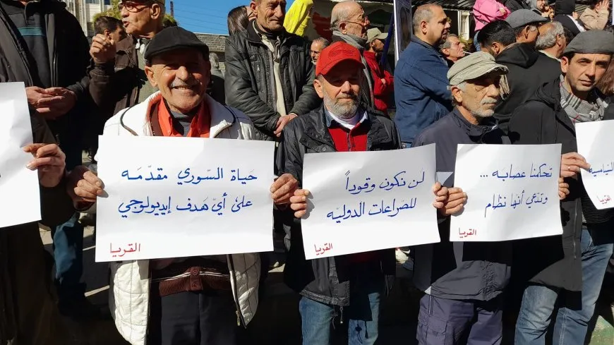 احتجاجات السويداء مستمرة والأهالي ينددون بقصف عرمان وملح