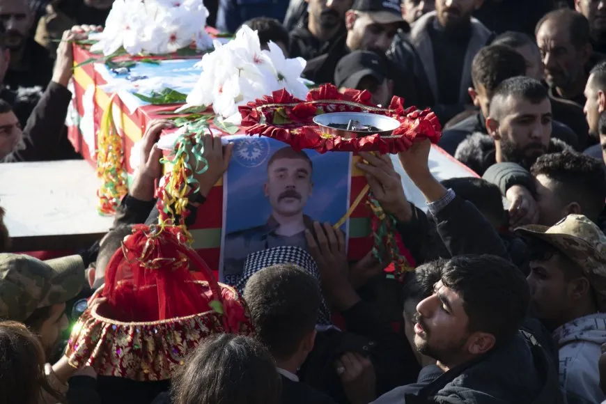 المئات يشيعون جثمان الشهيد محمود درويش ويعاهدون بالانتقام من الخونة