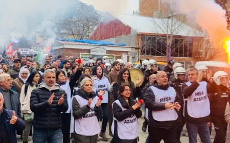 المشاركون في مسيرة الحرية يزورون ضريح المناضلة ساكنة جانسيز وآيسل دوغان في ديرسم