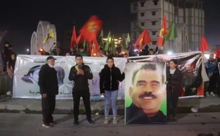الحركات الشبابية في الرقة تخرج في مسيرة وتؤكد على النضال لتحقيق حرية القائد الجسدية