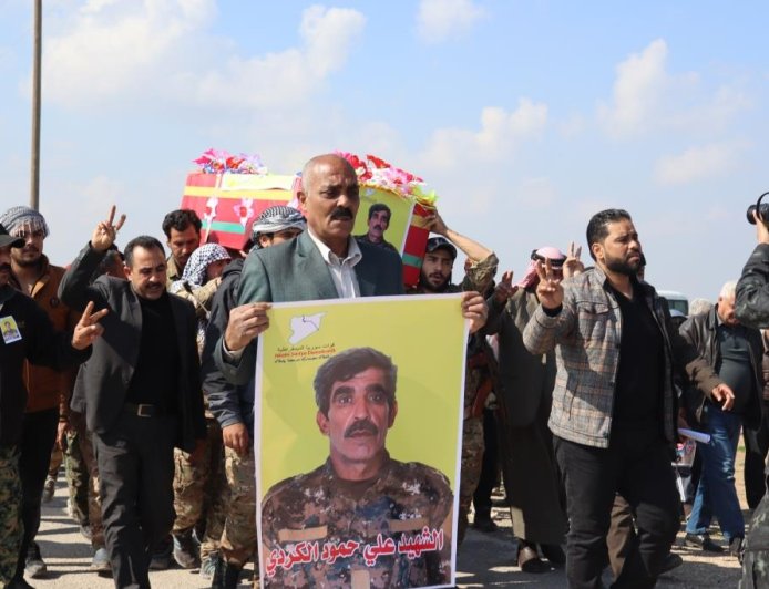 أهالي الرقة يشيّعون جثمان مقاتل قسد الشهيد علي حمود الكردي
