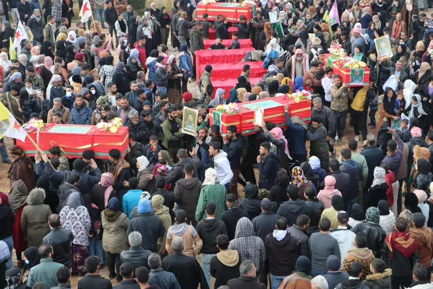 بدء مراسم تشييع جثامين 5 مقاتلين لقسد استشهدوا باستهداف "الميليشيات الإيرانية"