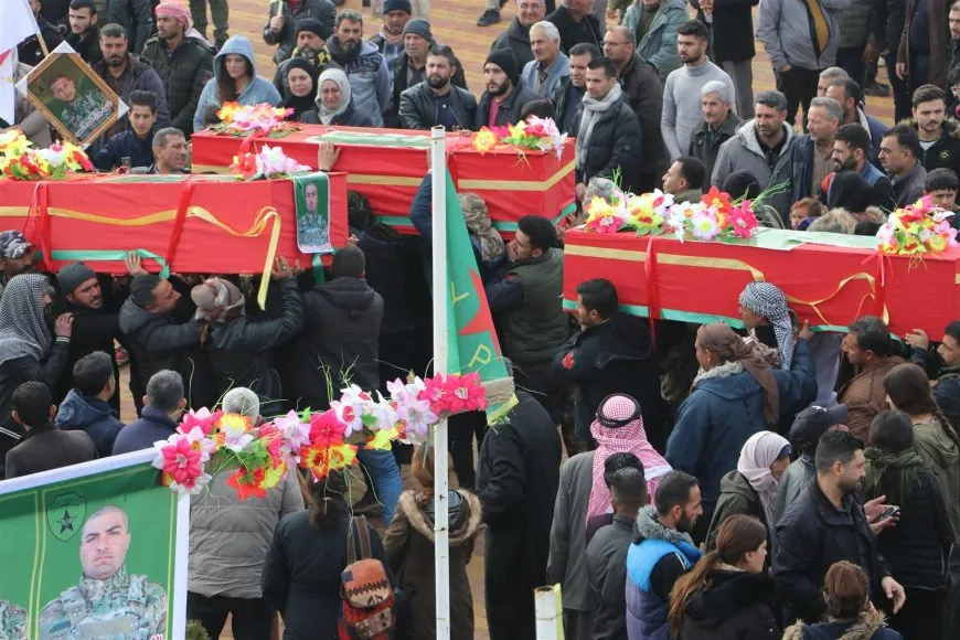 بدء مراسم تشييع جثامين 5 مقاتلين لقسد استشهدوا باستهداف "الميليشيات الإيرانية"
