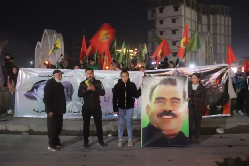 الحركات الشبابية في الرقة تخرج في مسيرة وتؤكد على النضال لتحقيق حرية القائد الجسدية
