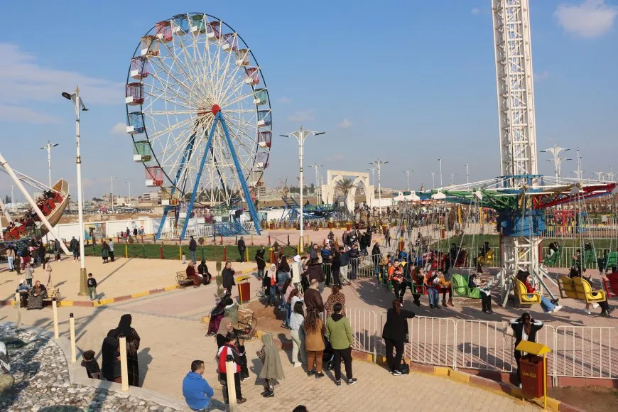 اكتظاظ الحدائق والساحات بالأهالي