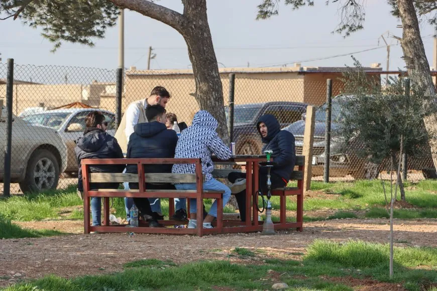 اكتظاظ الحدائق والساحات بالأهالي