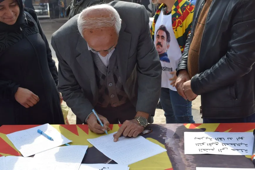 أمهات السلام يوقعن بالدم على عريضة لحرية القائد عبدالله أوجلان