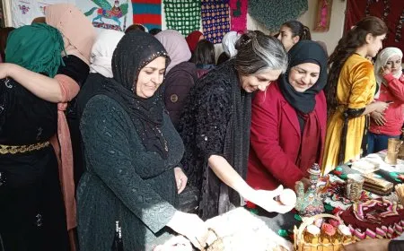 إشادة بنضال المرأة ودعوة لوحدة نسائية عالمية 